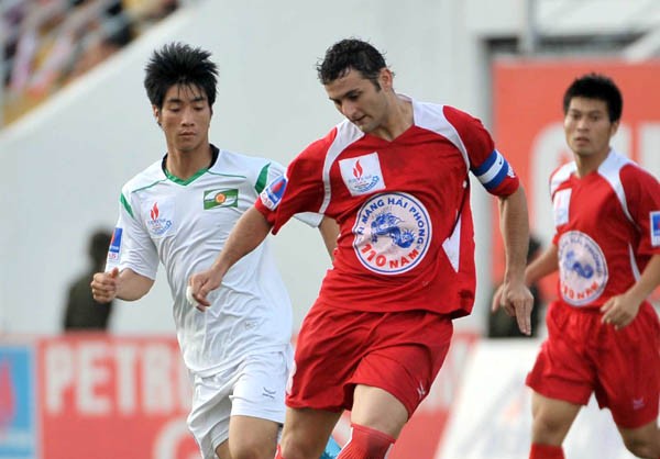 Những cú đánh gót, cái lắc mông, động tác đảo người khiến Leandro là phần khác biệt với các ngoại binh còn lại của V.League. Ảnh HPFC Những cú đánh gót, cái lắc mông, động tác đảo người khiến Leandro là phần khác biệt với các ngoại binh còn lại của V.League. Ảnh HPFC