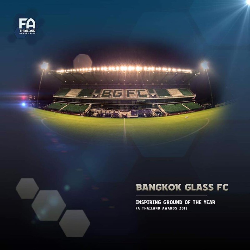 Sân bãi, là bộ mặt của bóng đá Thái Lan, nên cả 4 giải bóng đá do Công ty Thai League đảm nhận thì không có chuyện ánh sáng chỉ đạt 382/900 lux, mờ mờ ảo ảo mà vẫn được tổ chức trận đấu. Ảnh FAT