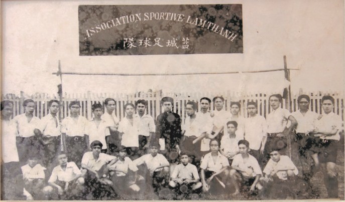 Bức ảnh kèm theo đây là đội bóng Lam Thành của trường Quốc Học. Người đứng giữa, khăn đóng, áo dài là Tôn Quang Phiệt (Sau này là Phó CT Quốc Hội). Ông sinh năm 1900, nhưng 20 tuổi mới học Quốc học Vinh, hơn các bạn cùng lớp đến 3, 4 tuổi và đã có vợ con. Ông là trưởng tràng, nay gọi là ông bầu của đội bóng. Ảnh tác giả cung cấp