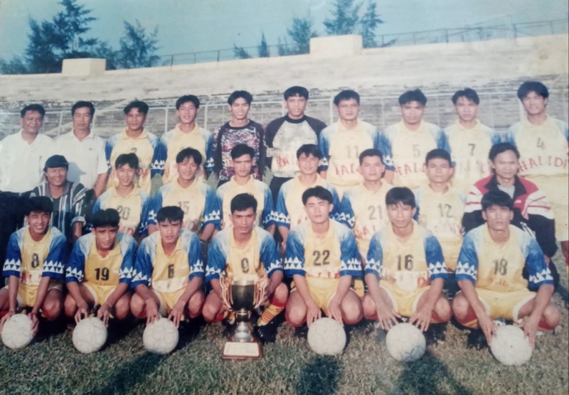 Thanh Tuấn (thứ 3, từ trái sang, hàng thứ 2) là một lãng tử tài hoa của sân cỏ Việt thập kỷ 198x. Ảnh SLNA Thanh Tuấn (thứ 3, từ trái sang, hàng thứ 2) là một lãng tử tài hoa của sân cỏ Việt thập kỷ 198x. Ảnh SLNA