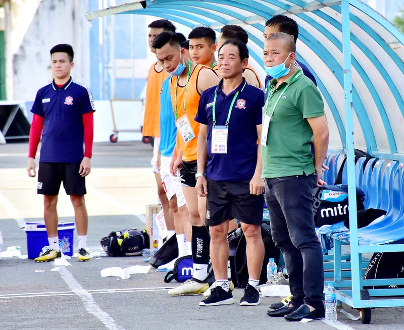 “Việc thi đấu dưới thời tiết nắng nóng khiến cho các cầu thủ suy yếu thể lực..." HLV Anh Tuấn (ngoài cùng bên phải) trả lời. “Việc thi đấu dưới thời tiết nắng nóng khiến cho các cầu thủ suy yếu thể lực..." HLV Anh Tuấn (ngoài cùng bên phải) trả lời.