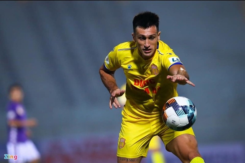 Khi Đỗ Merlo bị kèm chặt thì anh sẽ đảm nhận nhiệm vụ “chim mồi” cho Rafaelson ghi bàn. Ảnh NĐFC