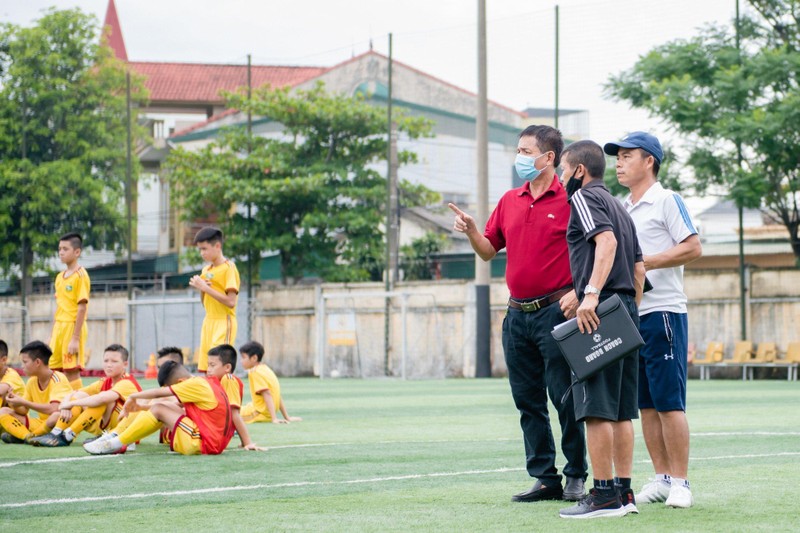 PTGĐ kiêm Giám đốc đào tạo trẻ Nguyễn Đình Nghĩa (áo đỏ) giờ đã có thể yên tâm sống bằng nghề. Ảnh CLB