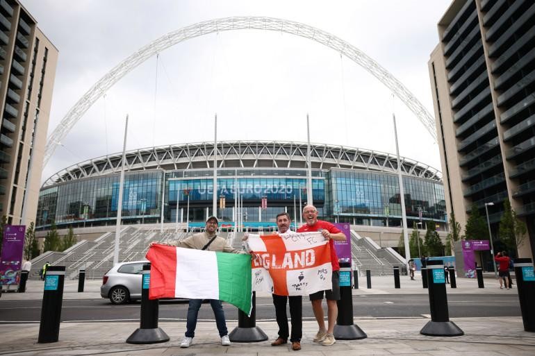 Cổ động viên Anh đã hát vang bài ca “Football’s coming home” – “Bóng đá đang trở về nhà. Ảnh AP