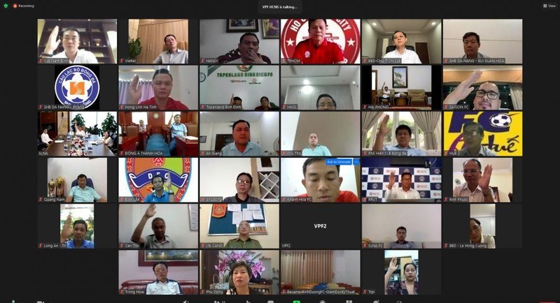 12 ý kiến của các CLB và màn đối thoại của quan chức VPF đã khiến cho cuộc họp trực tuyến kéo dài đến tận 3 giờ đồng hồ. Ảnh chụp màn hình. 12 ý kiến của các CLB và màn đối thoại của quan chức VPF đã khiến cho cuộc họp trực tuyến kéo dài đến tận 3 giờ đồng hồ. Ảnh chụp màn hình.