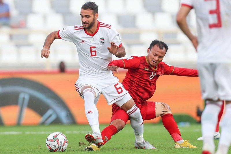 Đá tiền vệ hay hậu vệ bên cánh phải Trọng Hoàng đều thể hiện sự năng nổ và kinh nghiệm trong từng đường bóng. Ảnh VFF Đá tiền vệ hay hậu vệ bên cánh phải Trọng Hoàng đều thể hiện sự năng nổ và kinh nghiệm trong từng đường bóng. Ảnh VFF