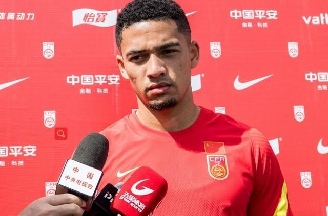 HLV Li Tie đặt trọn niềm tin vào trung vệ số 6 Jiang Guangtai. Ảnh Sohu HLV Li Tie đặt trọn niềm tin vào trung vệ số 6 Jiang Guangtai. Ảnh Sohu