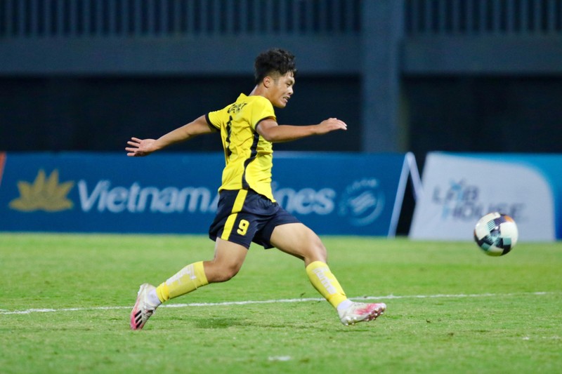 Quốc Việt đã lập hat-trick Vua phá lưới” VCK U19 Quốc gia trong 3 năm liền 2019-2021, một kỷ lục của bóng đá trẻ. Ảnh Thanh Niên Quốc Việt đã lập hat-trick Vua phá lưới” VCK U19 Quốc gia trong 3 năm liền 2019-2021, một kỷ lục của bóng đá trẻ. Ảnh Thanh Niên