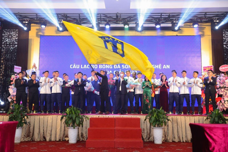 Về lý thuyết đội khách SLNA được đánh giá cao hơn, nhưng HLV Huy Hoàng phải cụ thể điều đó bằng bàn thắng. Ảnh SLFC.