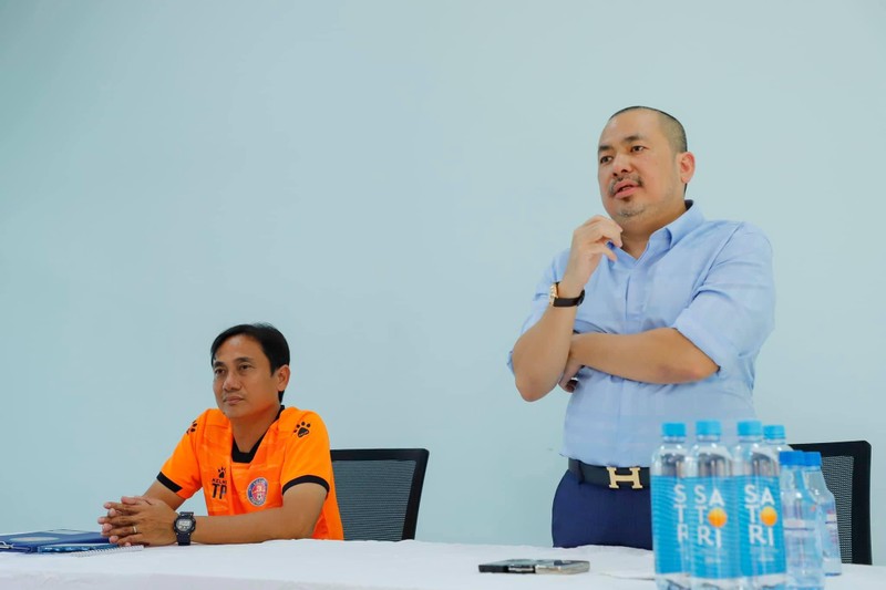 Bầu Bình, sau thất bại &quot;Nhật hóa&quot; mùa giải trước đã tin dùng HLV Phùng Thanh Phương. Ảnh SGFC.