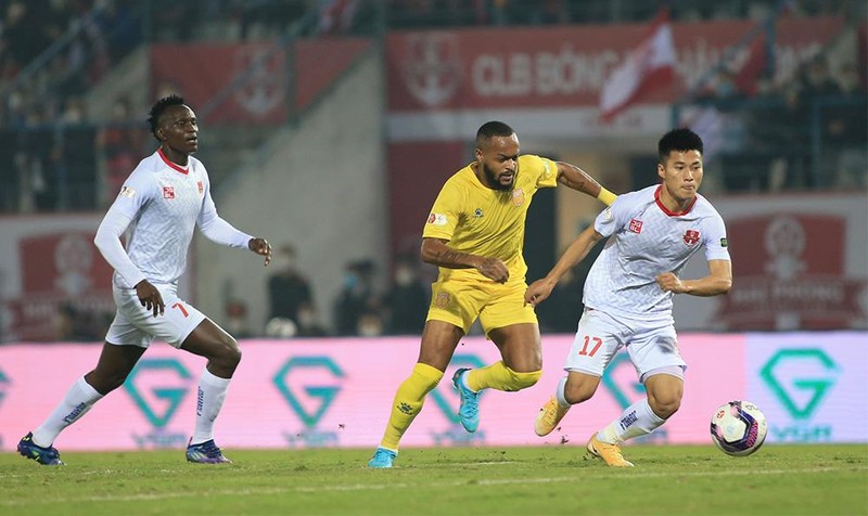 HLV Chu Đình Nghiêm hóa giải thành công ngoại binh Nam Định. Ảnh VPF