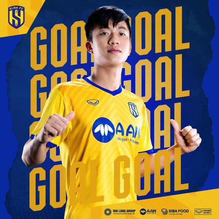 Văn Đức in dấu giày trong cả 2 bàn thắng của SLNA. Ảnh SLFC.