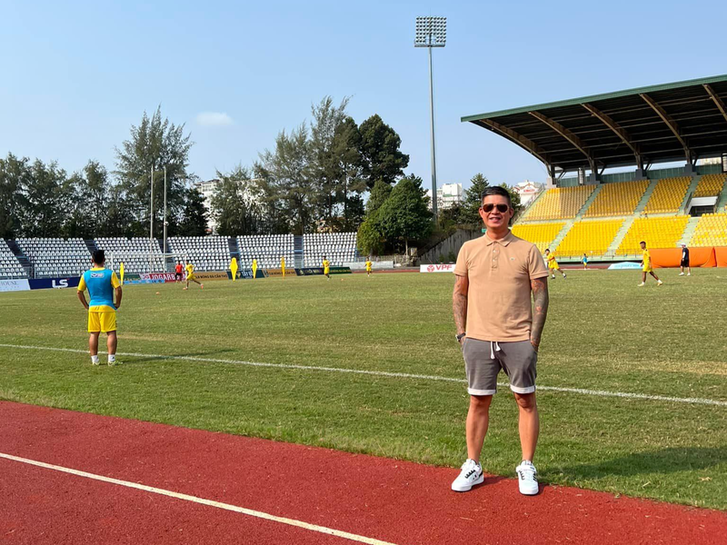 Bầu Văn rất chuyên nghiệp trong vai trò người đại diện. Ảnh ĐV Bầu Văn rất chuyên nghiệp trong vai trò người đại diện. Ảnh ĐV