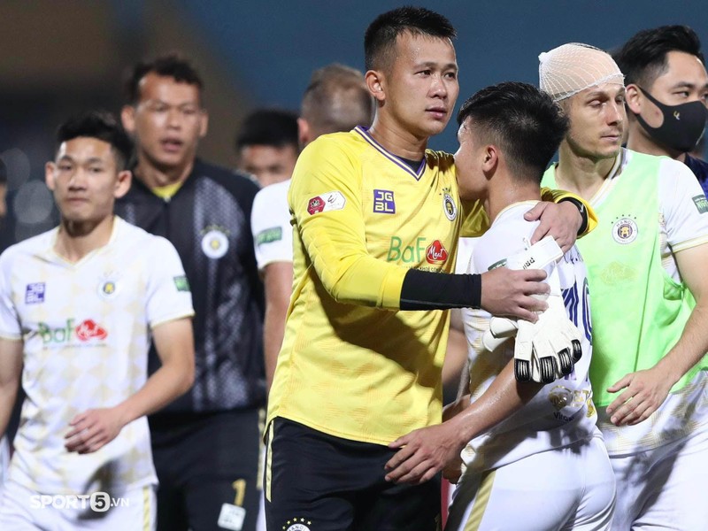 Quang Hải trong vòng tay đồng đội. Ảnh SP5 Quang Hải trong vòng tay đồng đội. Ảnh SP5