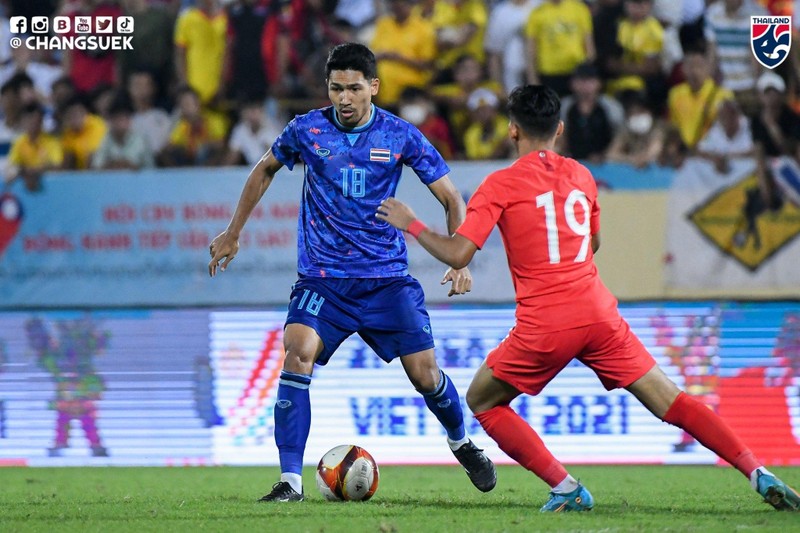 Weerathep với ưu thế thể hình, thể lực lại tận dụng các pha va chạm trên không để áp đảo các cầu thủ đàn em Singapore. Ảnh FAT Weerathep với ưu thế thể hình, thể lực lại tận dụng các pha va chạm trên không để áp đảo các cầu thủ đàn em Singapore. Ảnh FAT