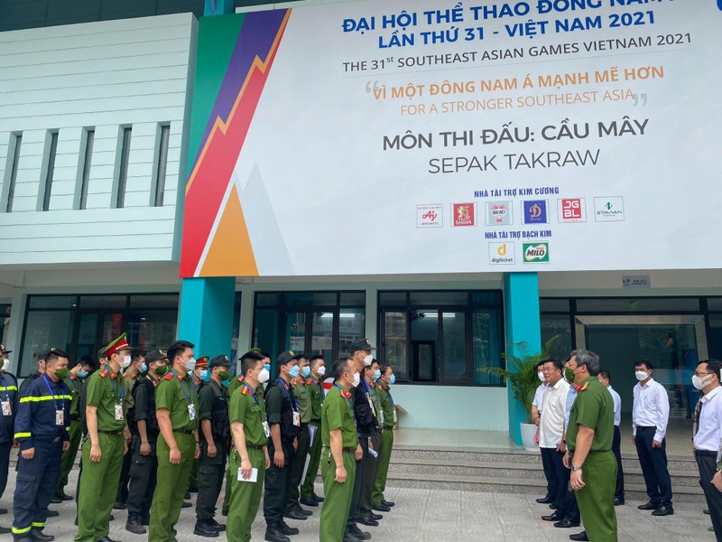 Bí thư Quận ủy Hoàng Mai Nguyễn Quang Hiếu kiểm tra công tác bảo đảm an ninh, trật tự phục vụ SEA Games 31. Ảnh HM