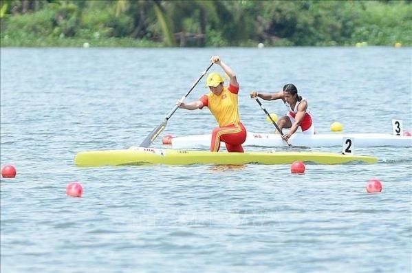 VĐV Nguyễn Thị Hương của đội tuyển Việt Nam đoạt HCV nội dung Thuyền đơn nữ Canoeing 1000m. Ảnh BTC