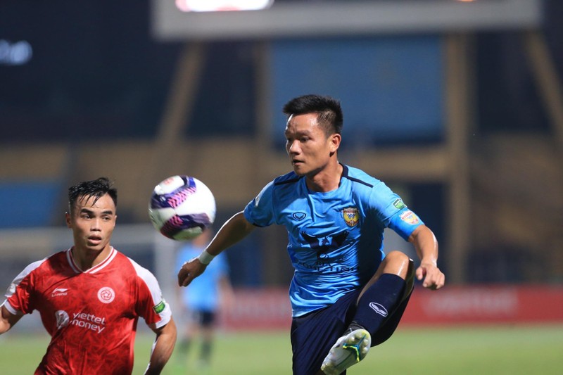 Đinh Thanh Trung đã đá bó vào trong. Ảnh HTFC Đinh Thanh Trung đã đá bó vào trong. Ảnh HTFC