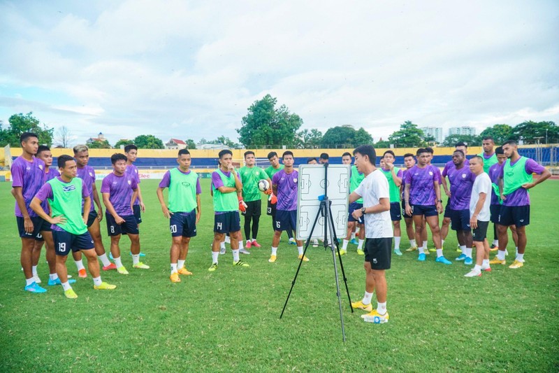 Người Hà Tĩnh vẫn cho rằng HLV Thành Công của mình có nhiều kinh nghiệm chinh chiến V.League hơn người đồng nghiệp. Ảnh HT.