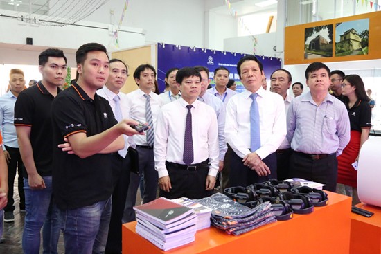 Thứ trưởng Bộ TTTT Hoàng Vĩnh Bảo và Phó Chủ tịch UBND Thành phố Ngô Văn Quý cùng các đại biểu thăm quan gian hàng sách công nghệ