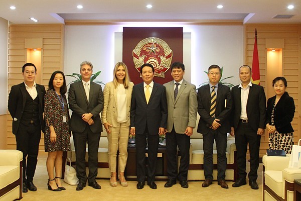 Thứ trưởng Hoàng Vĩnh Bảo và các đại biểu tham dự buổi tiếp chụp ảnh lưu niệm Thứ trưởng Hoàng Vĩnh Bảo và các đại biểu tham dự buổi tiếp chụp ảnh lưu niệm