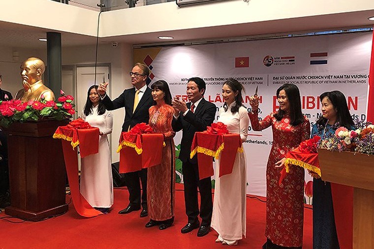 Đại sứ Ngô Thị Hòa và Thứ trưởng Hoàng Vĩnh Bảo cắt băng khai mạc triển lãm