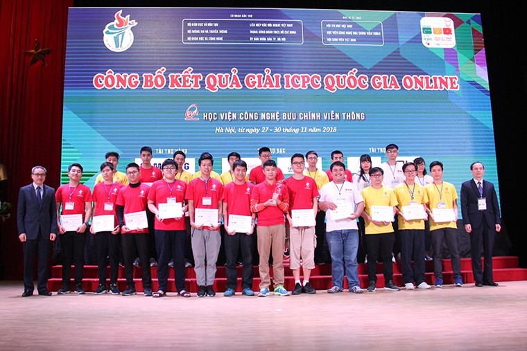 Thứ trưởng Phan Tâm chụp ảnh lưu niệm cùng các đội tuyển sinh viên đạt kết quả cao Thứ trưởng Phan Tâm chụp ảnh lưu niệm cùng các đội tuyển sinh viên đạt kết quả cao