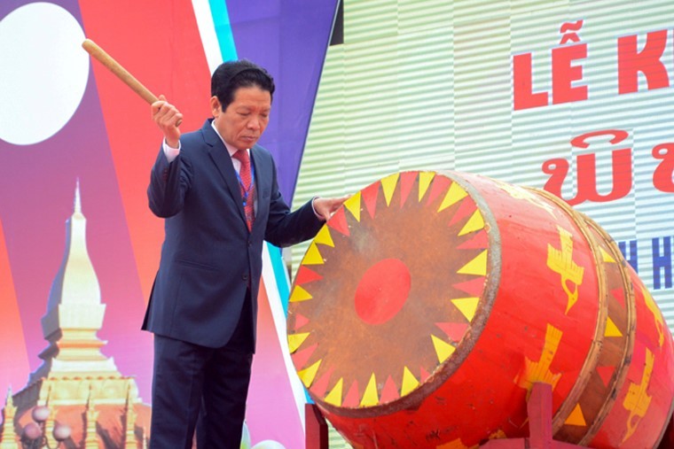 Thứ trưởng Bộ TT&TT Hoàng Vĩnh Bảo đánh trống khai hội. Thứ trưởng Bộ TT&TT Hoàng Vĩnh Bảo đánh trống khai hội.