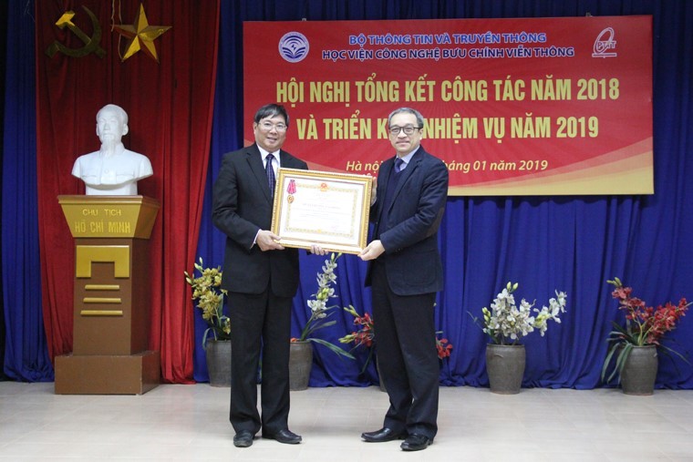 Thừa ủy quyền của Chủ tịch nước, Thứ trưởng Bộ TT&TT Phan Tâm trao Huân chương Lao động hạng Ba cho Học viện công nghệ BCVT cơ sở TP. HCM. Thừa ủy quyền của Chủ tịch nước, Thứ trưởng Bộ TT&TT Phan Tâm trao Huân chương Lao động hạng Ba cho Học viện công nghệ BCVT cơ sở TP. HCM.