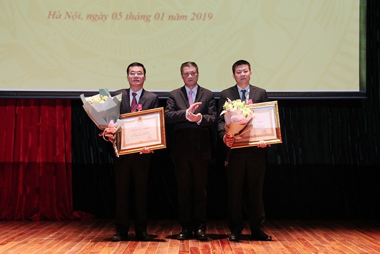 Thứ trưởng Phạm Hồng Hải trao Huân chương Lao động Hạng Ba cho 2 cá nhân. Thứ trưởng Phạm Hồng Hải trao Huân chương Lao động Hạng Ba cho 2 cá nhân.