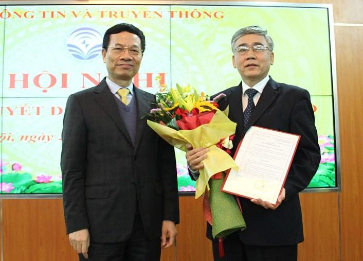 Bộ trưởng Nguyễn Mạnh Hùng trao quyết định bổ nhiệm Cục trưởng Cục Bưu điện Trung ương cho ông Nguyễn Thanh Hải Bộ trưởng Nguyễn Mạnh Hùng trao quyết định bổ nhiệm Cục trưởng Cục Bưu điện Trung ương cho ông Nguyễn Thanh Hải