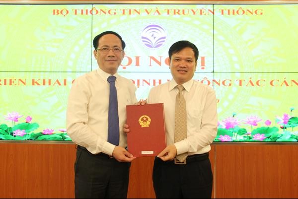 Thứ trưởng Phạm Anh Tuấn trao quyết định cho ông Nguyễn Ngọc Hải. Ảnh MIC.