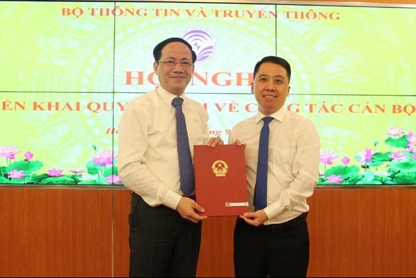 Thứ trưởng Phạm Anh Tuấn trao quyết định cho ông Lã Hoàng Trung. Ảnh MIC.