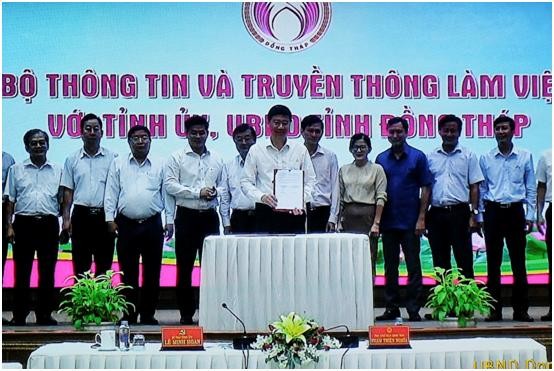 Bộ TT&TT ký kết bản Hợp tác ghi nhớ về phát triển CNTT tại điểm cầu Đồng Tháp. (Ảnh MIC) Bộ TT&TT ký kết bản Hợp tác ghi nhớ về phát triển CNTT tại điểm cầu Đồng Tháp. (Ảnh MIC)