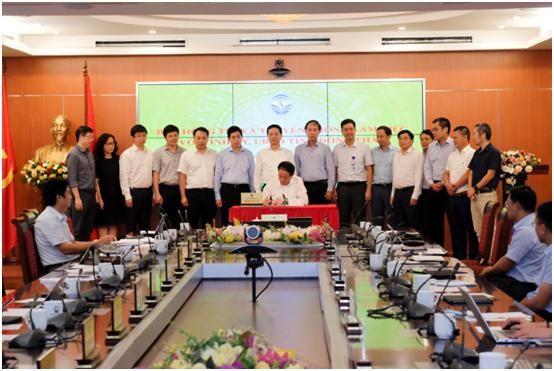 Bộ TT&TT Ký kết Hợp tác ghi nhớ về phát triển CNTT tại điểm cầu Hà Nội. (Ảnh MIC) Bộ TT&TT Ký kết Hợp tác ghi nhớ về phát triển CNTT tại điểm cầu Hà Nội. (Ảnh MIC)
