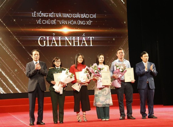 Thứ trưởng Hoàng Vĩnh Bảo trao giải thưởng cho các nhà báo có bài viết chất lượng cao