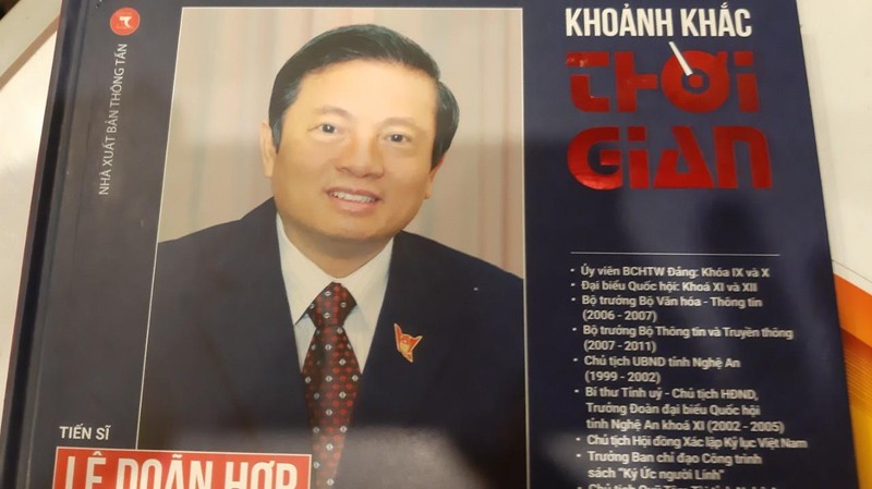 Bìa 1 cuốn sách ảnh "Khoảnh khắc thời gian"