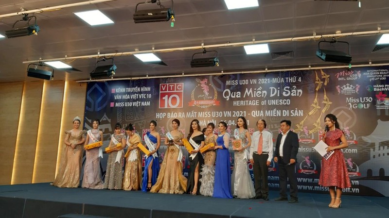 TS Nguyễn Danh Ngà trưởng Ban GK và Ông Nguyễn Xuân Nam trưởng ban TC trao quà cho các người đẹp. AT