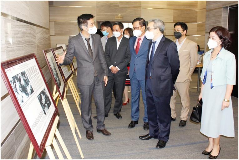 Thứ trưởng Phan Tâm cùng các đại biểu tham quan các gian ảnh