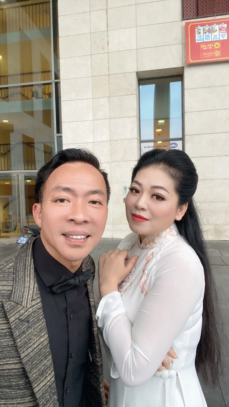 NSUT Việt Hoàn và ca sĩ Anh Thơ NSUT Việt Hoàn và ca sĩ Anh Thơ