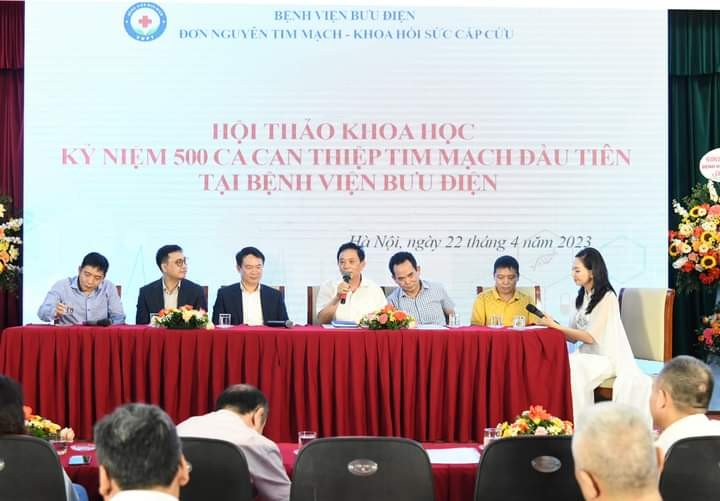 Các bác sĩ trả lời thắc mắc của các bệnh nhân tại hội thảo Các bác sĩ trả lời thắc mắc của các bệnh nhân tại hội thảo