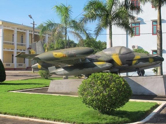 Một trong 5 máy bay A37 " phi đội quyết thắng" ném bom Sân bay Tân Sơn Nhất hiện được trưng bày tại Căn cứ không quân chiến lược Sao Vàng Một trong 5 máy bay A37 " phi đội quyết thắng" ném bom Sân bay Tân Sơn Nhất hiện được trưng bày tại Căn cứ không quân chiến lược Sao Vàng