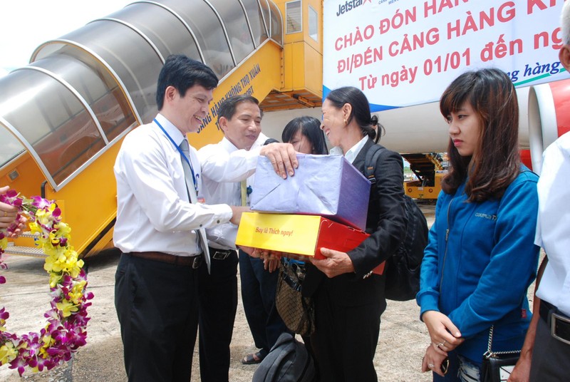 Phó Chủ tịch tỉnh Thanh Hóa Lê Anh Tuấn ( nay là thứ trưởng Bộ GT-VT) tặng hoa và quà cho hành khách thứ 33.000 (về trước kế hoạch trên giao 5 năm) Phó Chủ tịch tỉnh Thanh Hóa Lê Anh Tuấn ( nay là thứ trưởng Bộ GT-VT) tặng hoa và quà cho hành khách thứ 33.000 (về trước kế hoạch trên giao 5 năm)