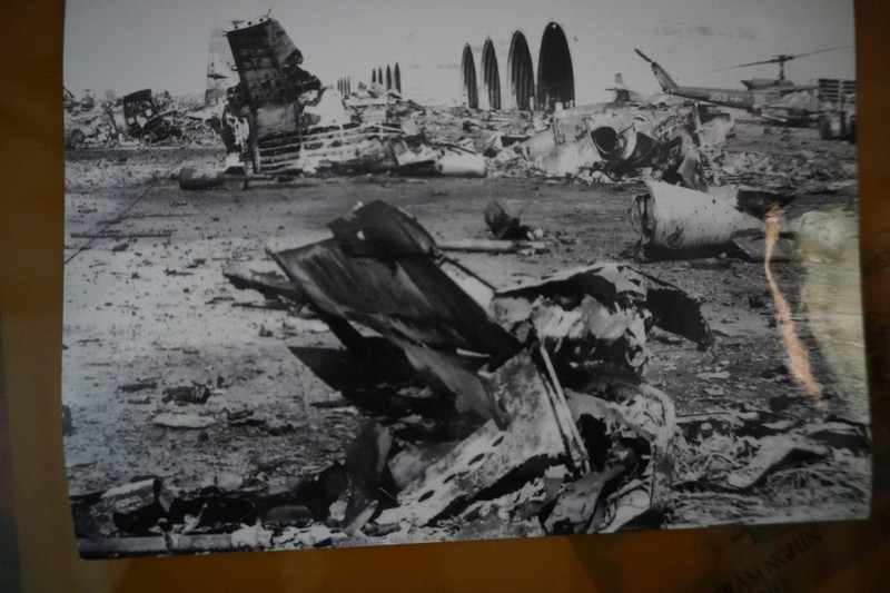 Hiện trường sau vụ ném bom Sân bay Tân Sơn Nhất chiều 28.4.1975 ( ảnh đại tá Nguyễn Văn Lục cung cấp)