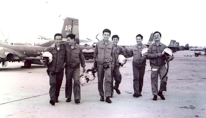 Phi đội quyết thắng sau khi ném bom Tân Sơn Nhất về Sân bay Thành Sơn an toàn (phi công Hoàng Mai Vượng ngoài cùng bên phải hy sinh năm 1976) Phi đội quyết thắng sau khi ném bom Tân Sơn Nhất về Sân bay Thành Sơn an toàn (phi công Hoàng Mai Vượng ngoài cùng bên phải hy sinh năm 1976)
