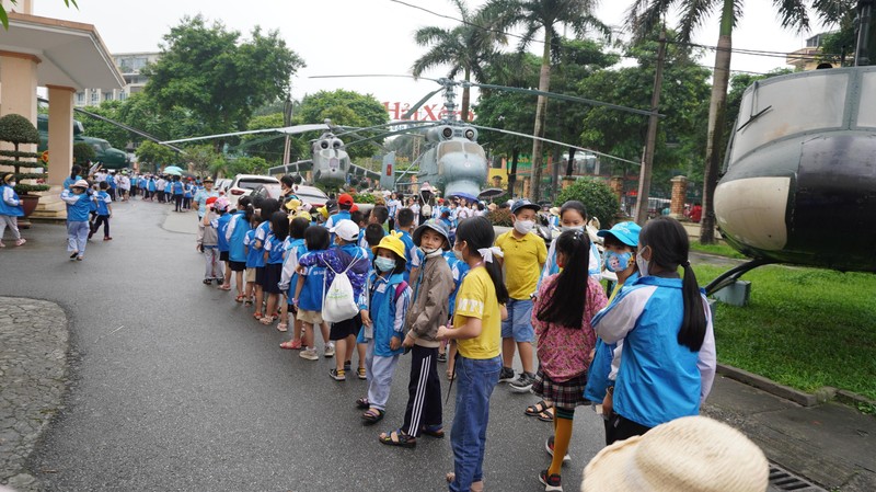 Học sinh tham quan Bảo tàng PK-KQ Học sinh tham quan Bảo tàng PK-KQ
