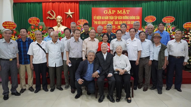  Vợ chồng trung tướng, anh hùng Trần Hanh ( ngồi ghế) nguyên thứ trưởng Bộ Quốc phòng cùng dự buổi gặp mặt phi đội quyết thắng