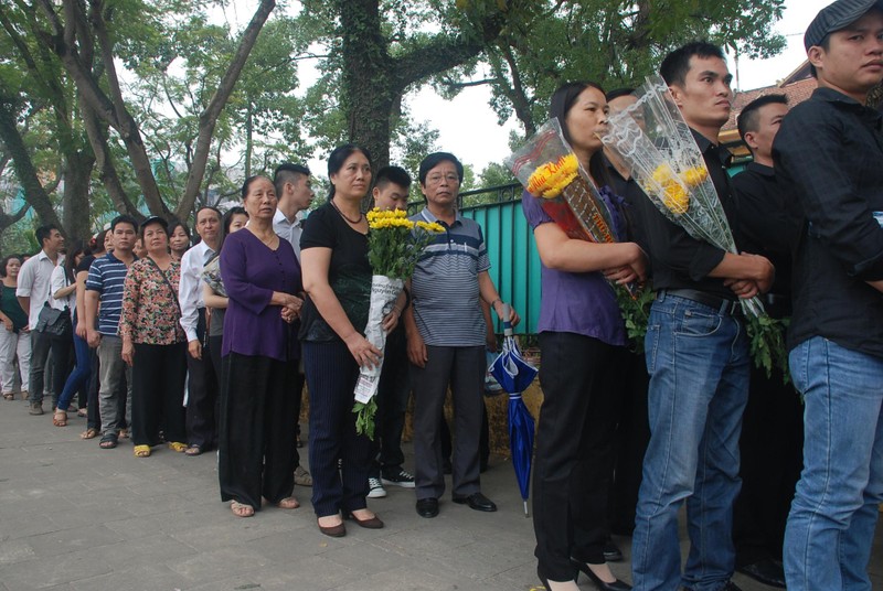 dòng người từng bước từng bước một vào viếng đại tướng