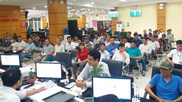 Công dân đến giải quyết TTHC tại Trung tâm phục vụ hành chính công tỉnh Thanh Hóa