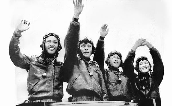 Biên đội đánh thắng trận đầu trên bầu trời Hàm Rồng (3.4.1965) từ trái qua: Phạm Ngọc Lan, Phan Văn Túc, Hồ Văn Quỳ, Trần Minh Phương (ảnh tư liệu) Biên đội đánh thắng trận đầu trên bầu trời Hàm Rồng (3.4.1965) từ trái qua: Phạm Ngọc Lan, Phan Văn Túc, Hồ Văn Quỳ, Trần Minh Phương (ảnh tư liệu)